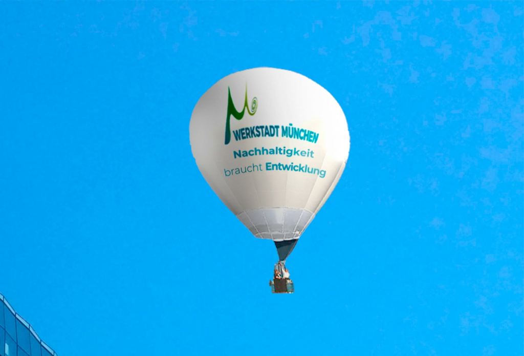 Ein Bild eines weißen Heißluftballons mit dem Logo der Werkstadt München.