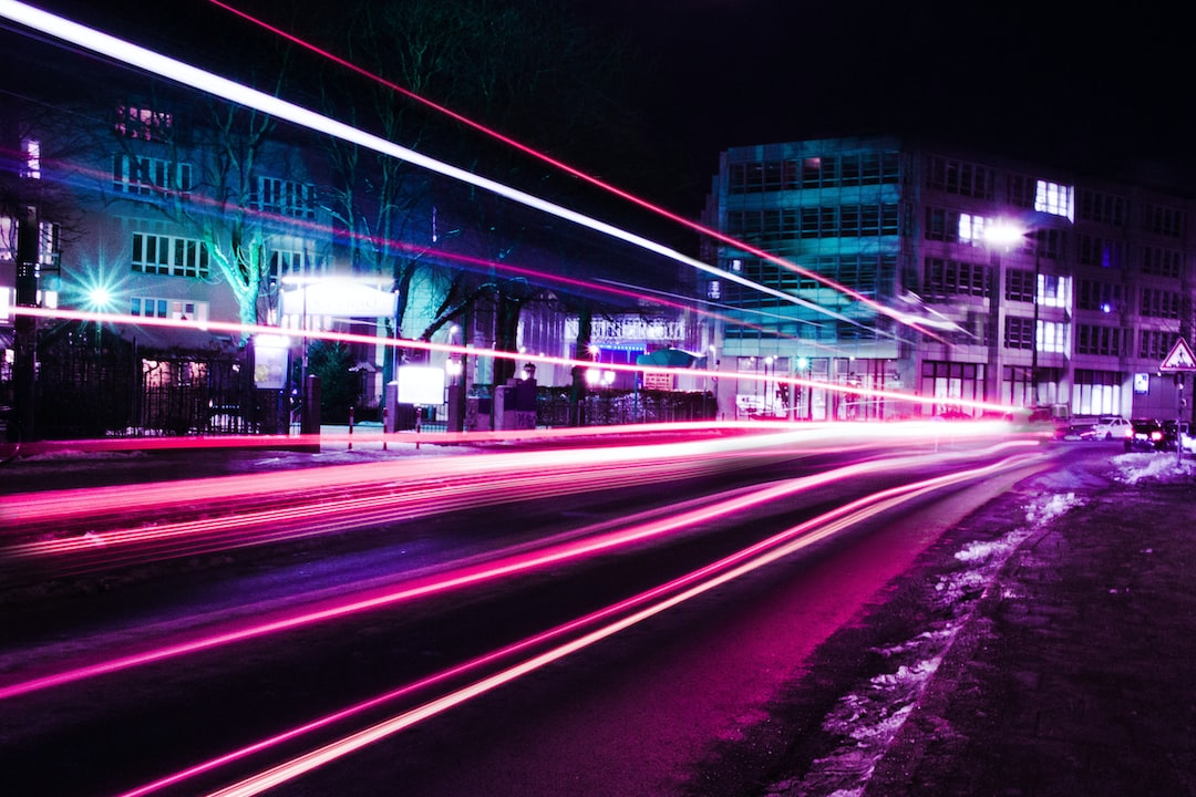 Städtebild in der Nacht mit Lichtstreifen vom Verkehr.