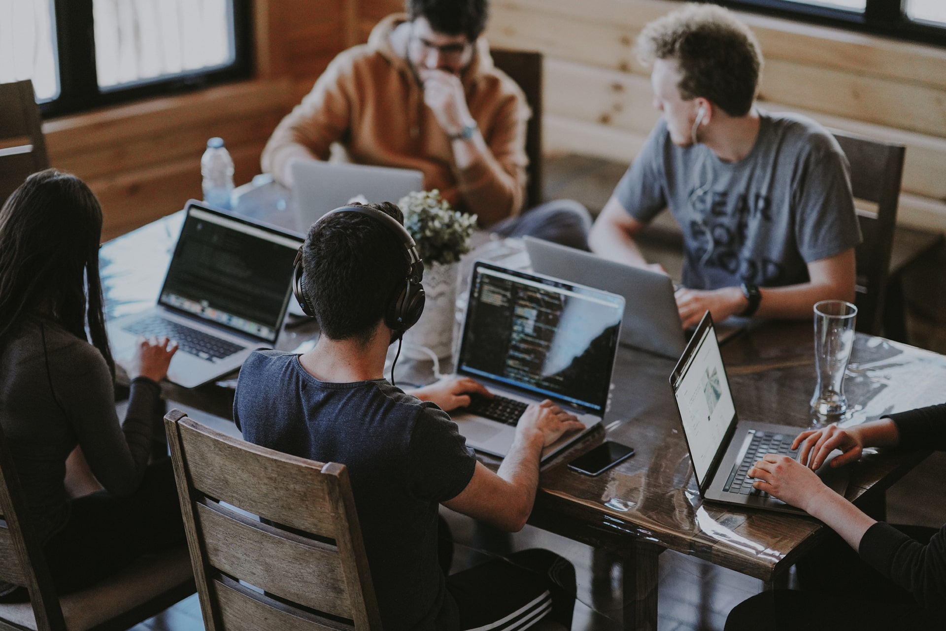 Junge Menschen an Laptops, die am Projekt der Landeshauptstadt München mit der UnternehmerTUM gGmbH arbeiten.