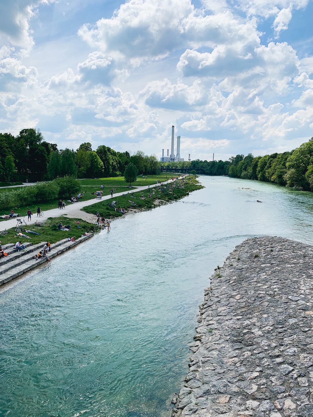 Drohnenfoto der Isar in München.