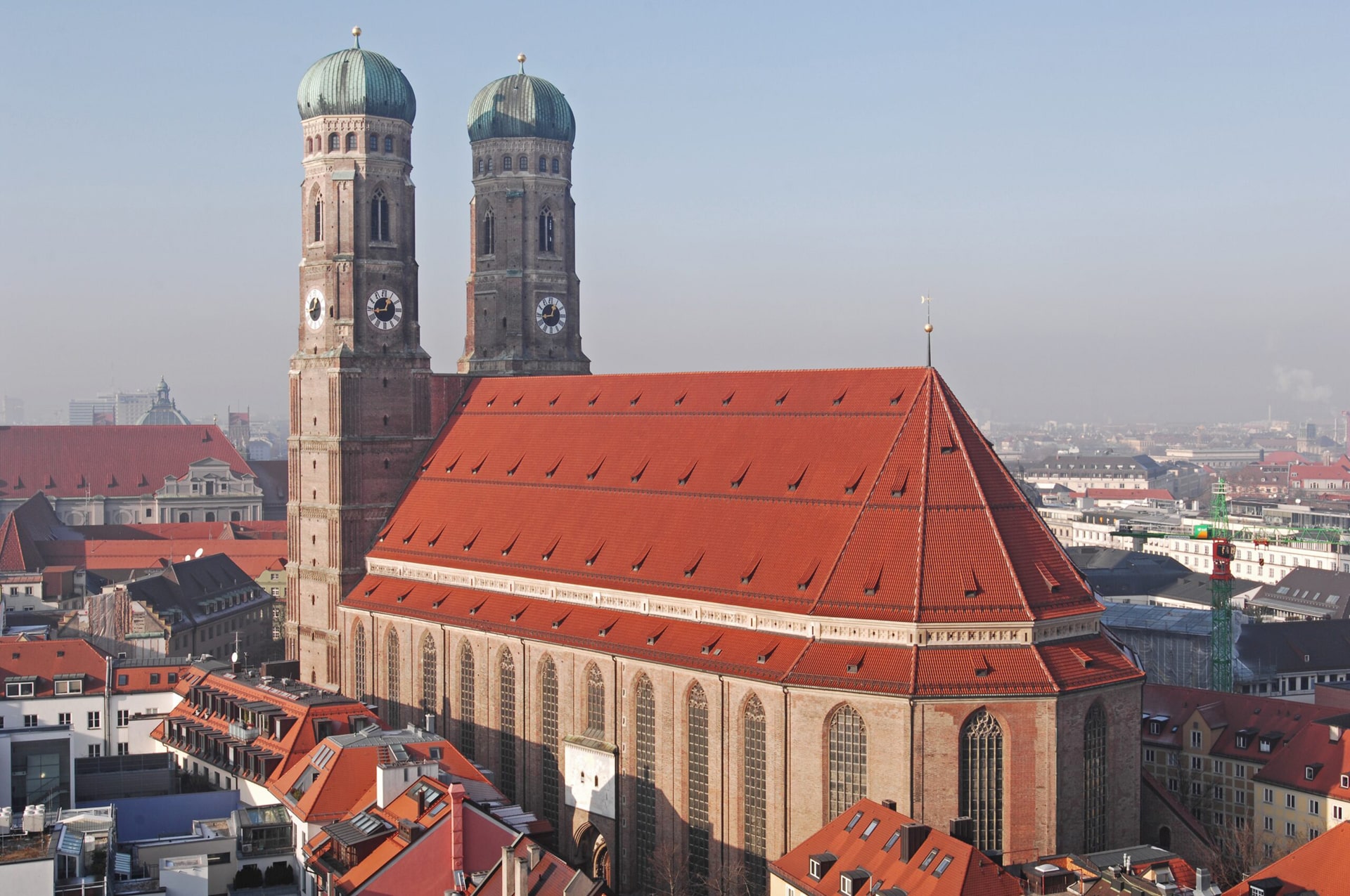 Drohnenfoto der Frauenkirche und Häuserdächer von München.