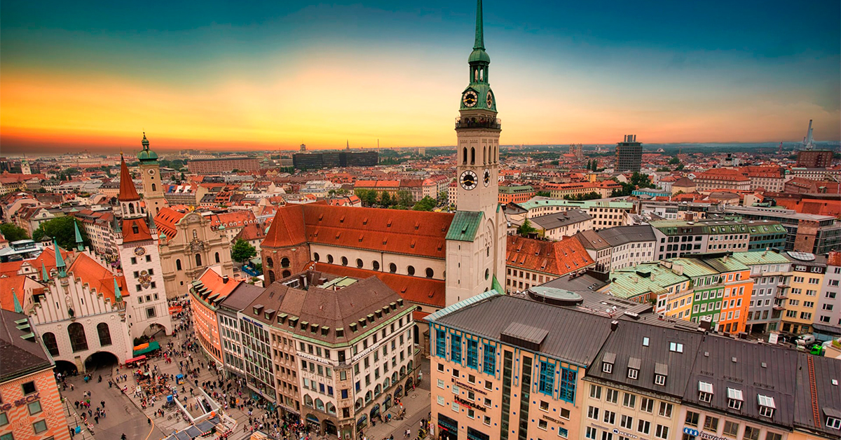 Drohnenbild der Innenstadt in München.