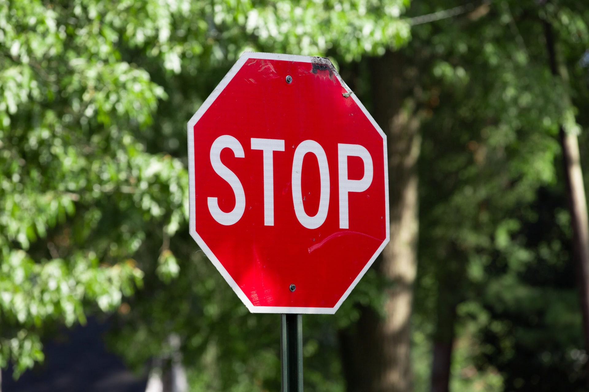 Das Bild eines Stoppschildes als Sinnbild für einen Zuzugstopp.
