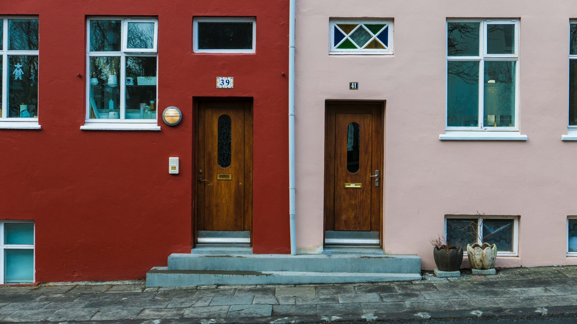Das Bild zeigt zwei Wohnungseingänge in München.